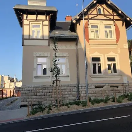Se Zahradou A S Parkovanim V Cene شقة